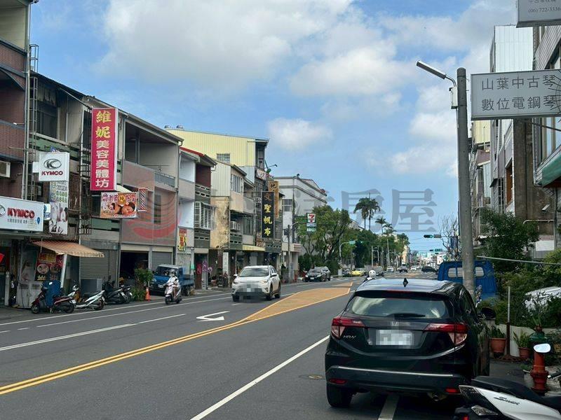 仁愛路三角窗店面,台南市佳里區仁愛路